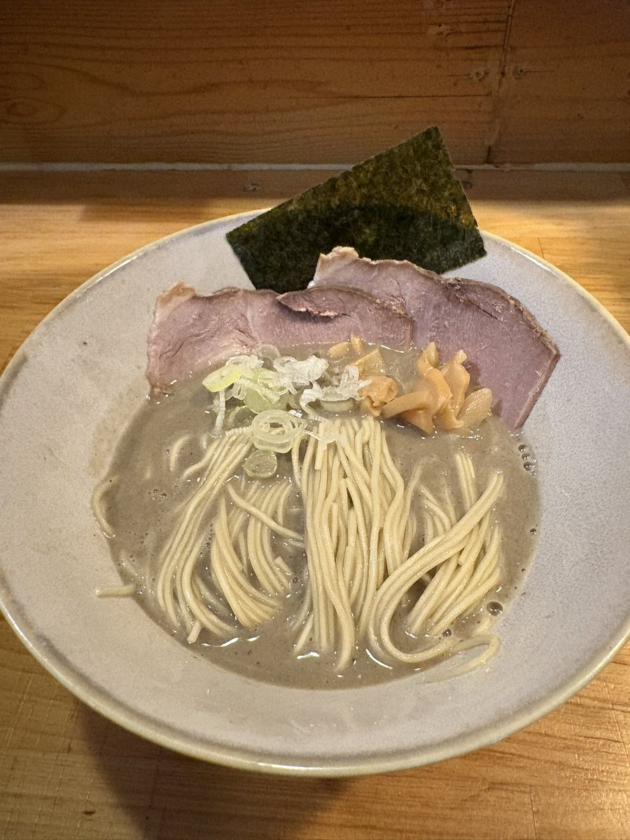 gaugaow's tweet photo. 麺　うめ澤
濃度を上げた動物系スープに
煮干を大量に投入して
炊き上げた濃厚な一杯。
　
一口目はしょっぱい！
でも、最後には
ちゃんと「うまい」に変わっている。
これで初級、煮干は深い！
#濃厚煮干そば
#煮干エキスパート初級編 https://t.co/Z3amAdNC33
