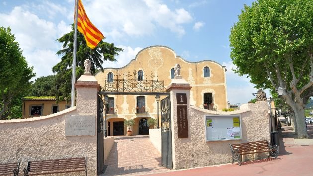 patcdiba's tweet photo. ☀️Bon #patrimonideldia i bona Diada! Avui amb la masia de can Lleonart a #Alella recordem els germans Salvador, Francesc i Jaume Lleonart que van tenir un paper important durant la guerra de successió i el setge de Barcelona: https://t.co/4yjQdlvth7 @visitalella @CulturaDIBA https://t.co/Xb8XRHECdK