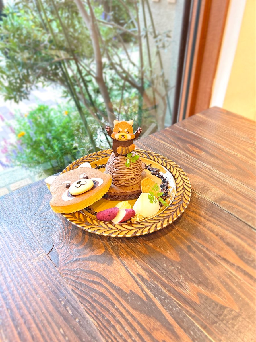 sweetroad5's tweet photo. 東京都都立大学駅近くにあるお店「henteco  森の洋菓子店」の、レッサーパンダの威嚇クッキーをサンドするか乗せるかを選べる、見た目も可愛らしい「レッサーパンダパンケーキ」✨ https://t.co/cl9NAKyKqR