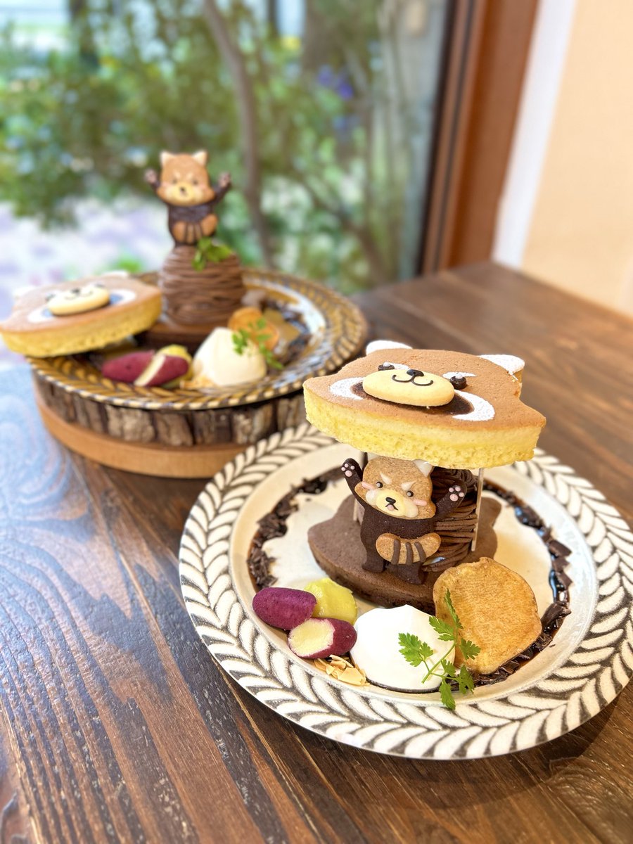 sweetroad5's tweet photo. 東京都都立大学駅近くにあるお店「henteco  森の洋菓子店」の、レッサーパンダの威嚇クッキーをサンドするか乗せるかを選べる、見た目も可愛らしい「レッサーパンダパンケーキ」✨ https://t.co/cl9NAKyKqR