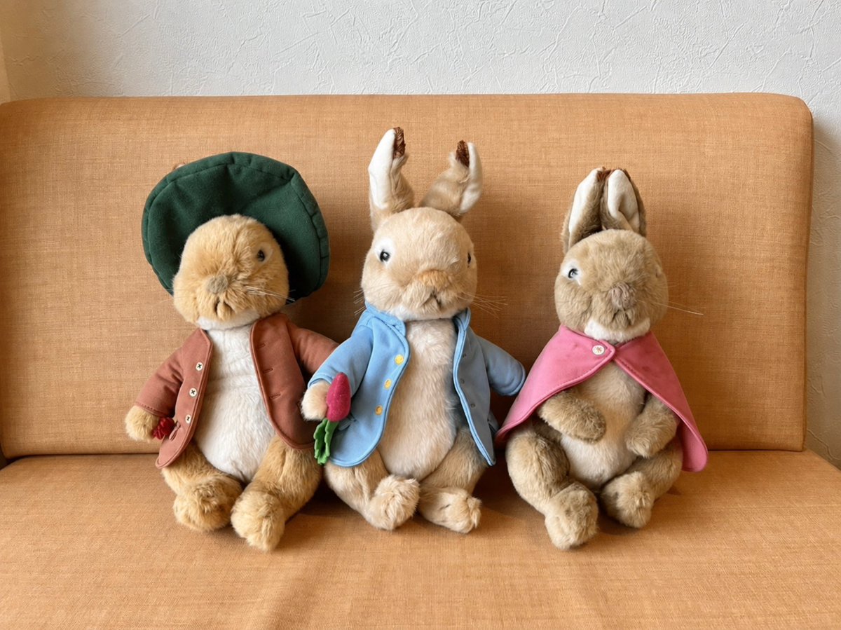cafe_mignon's tweet photo. 本日9月4日は、ピーターラビットのお誕生日🐇🎂

ミニヨンの店内にも、ピーターラビットと仲間たちがいます🐰🥕✨
妹のフロプシーといとこのベンジャミンがお祝い🎉

ご来店の際には、ぜひ探してみてくださいね☺️

 #ピーターラビット https://t.co/ko8hCzamOj