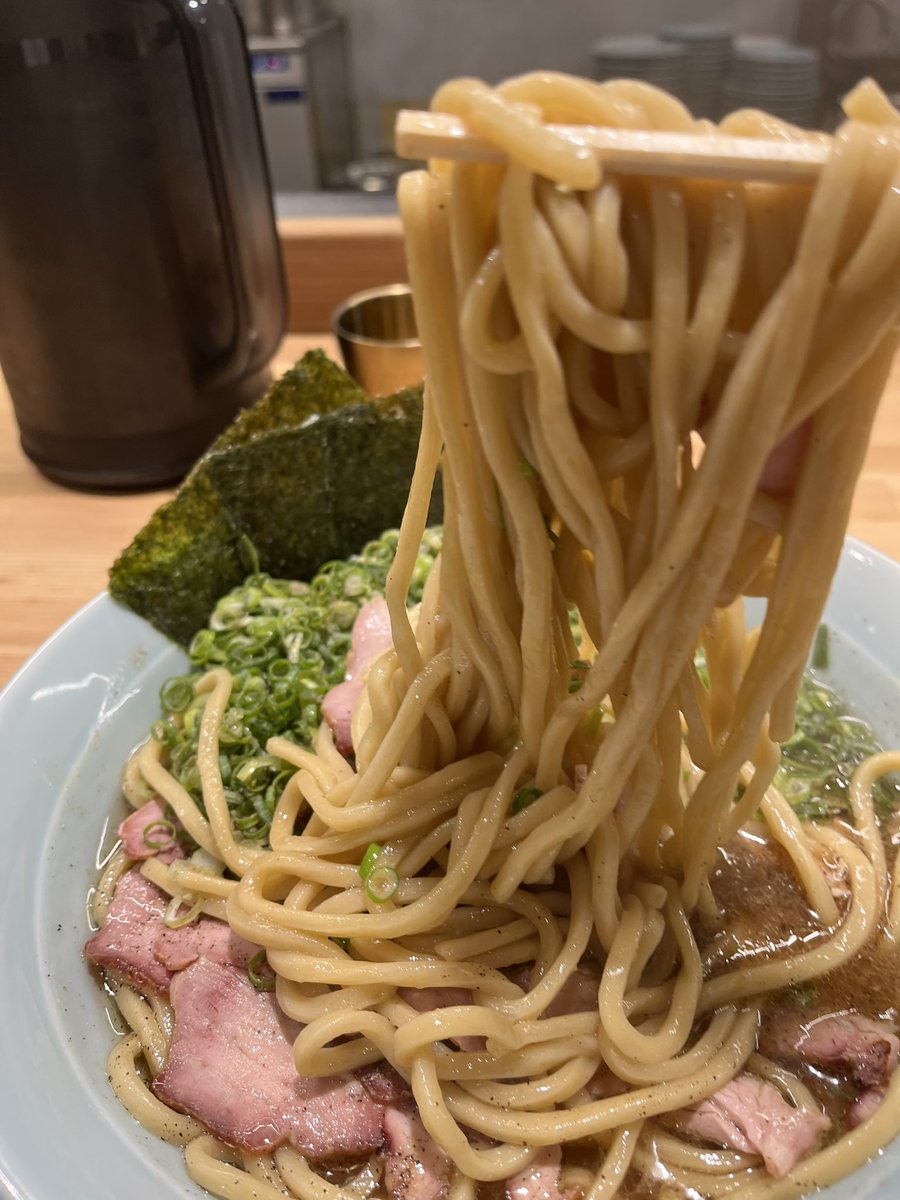 Sasakuwa's tweet photo. 昨夜に残響でスタブラ豚骨ラーメン大盛り、生卵。コッテリしながらもコクのあるサッパリした感じの豚骨スープがめっちゃ美味い！モチモチ太麺も食べ応え抜群で麺を海苔で巻いて食べるのが大好き！途中からニンニク投入したら更に美味くなり大満足でマンポマンポ！(o^^o) https://t.co/hs9aHCTtff