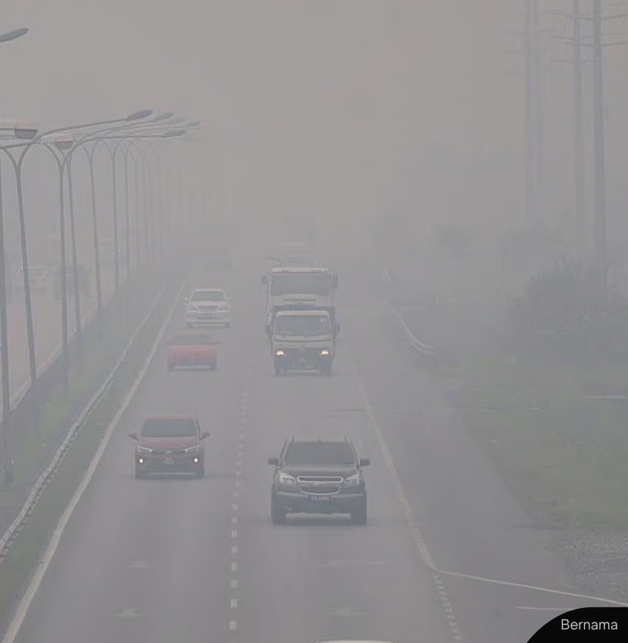 NewsBFM's tweet photo. 🚨 BREAKING : The King has consented to an emergency declaration for Serian, Sarawak, following hazardous air pollution, which surpassed an API reading of 521.

The PMO said more effective measures will be taken to protect the health and welfare of affected residents, including mitigation measures.

A haze emergency was declared in Kuching in 1997 after the API reached 650.

📷: Bernama