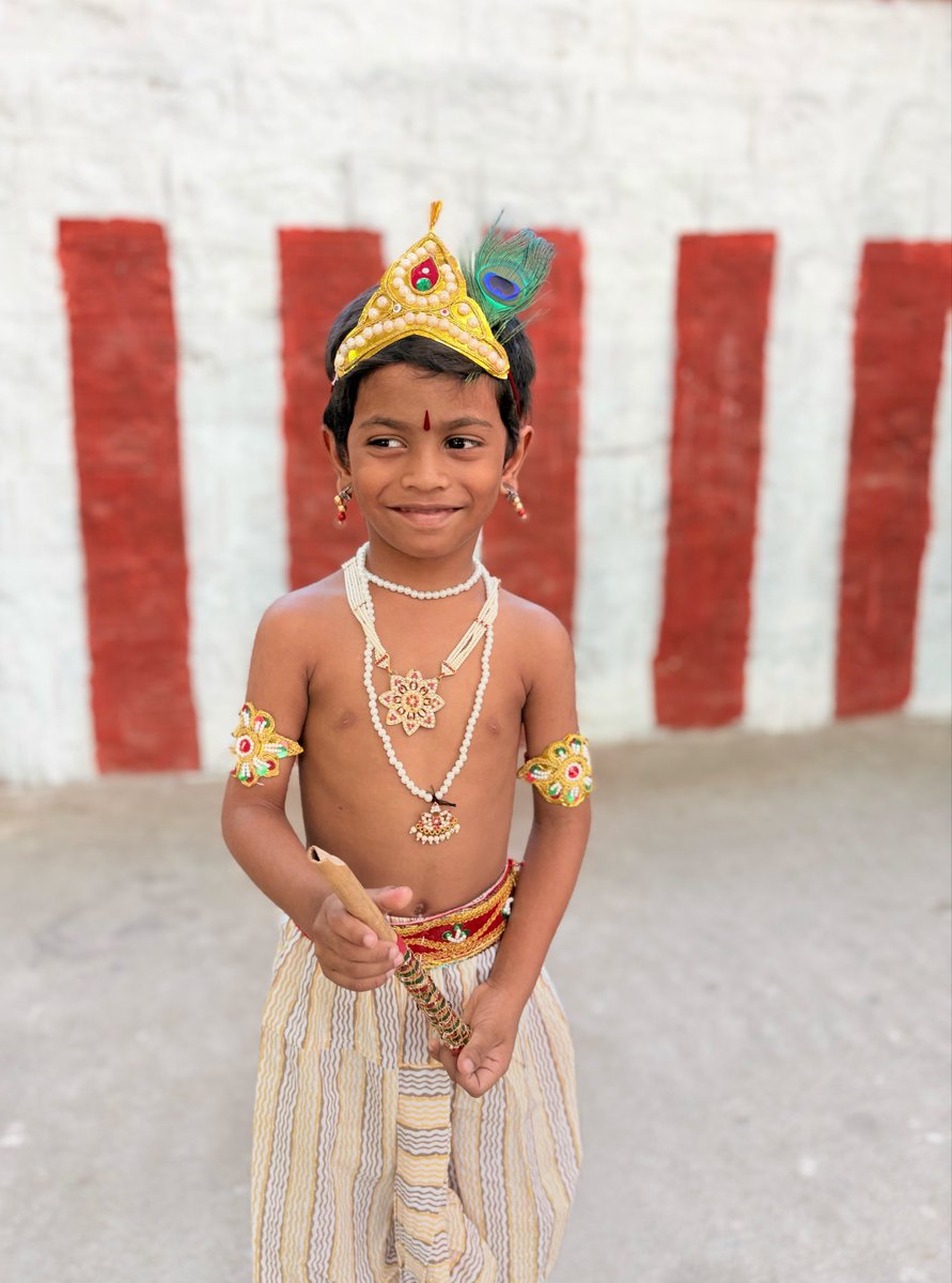 HemuParuchuri's tweet photo. నా కన్నయ్య #శౌర్యరామచంద్ర 😍

చిన్ని క్రిష్ణయ్య వేషధారణ లో మా #Shourya 

మిత్రులకు మరియు @tarak9999 అన్న అభిమానులకు #శ్రీకృష్ణాష్టమి శుభాకాంక్షలు https://t.co/ctWTP8n85D