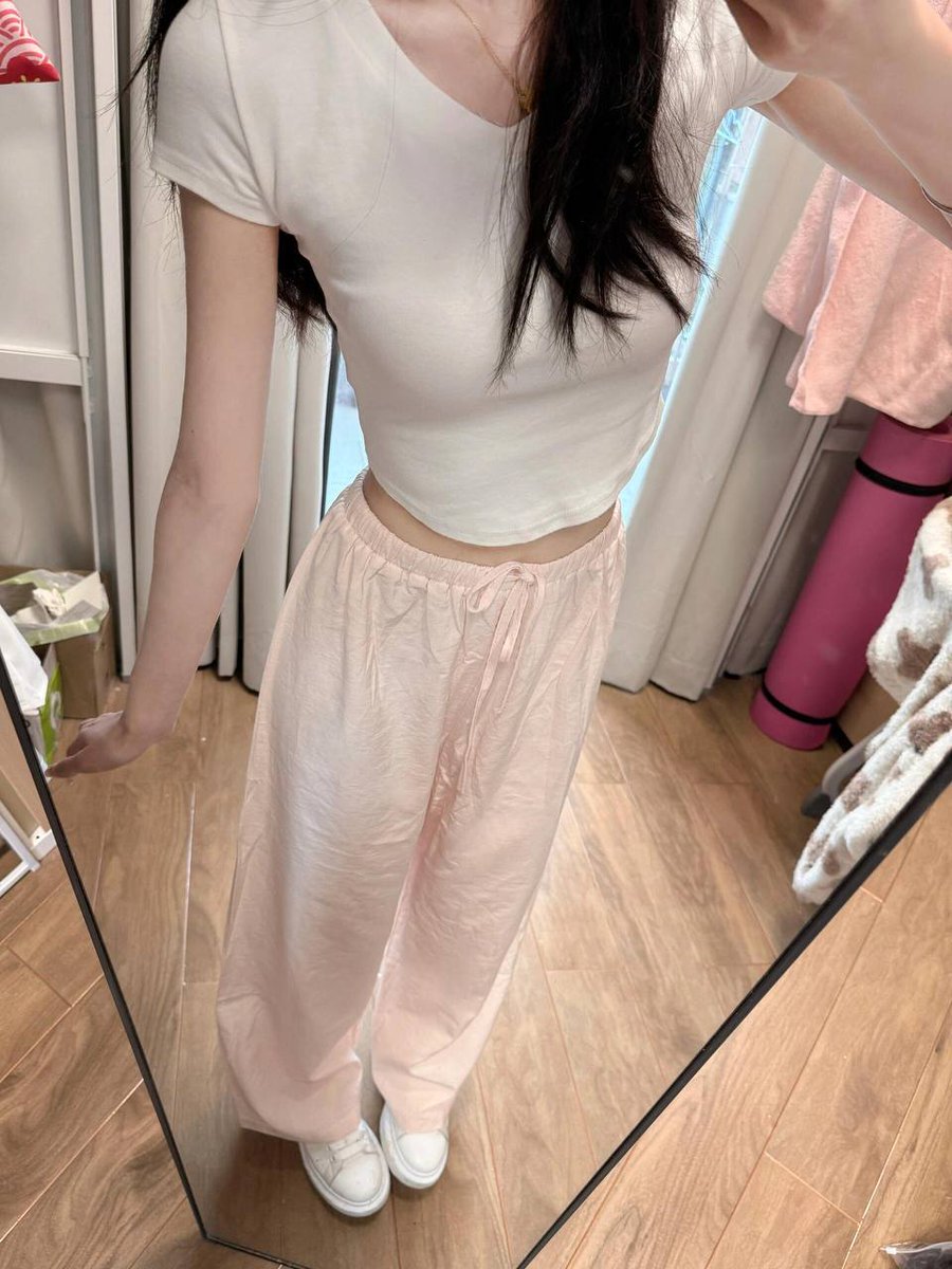 qgwenult6f6888's tweet photo. 有人在吗？？？今日OOTD

开脱！！！上供！！   ！    

真的给b看，反正不要🚪 https://t.co/fX3t3JYs3H