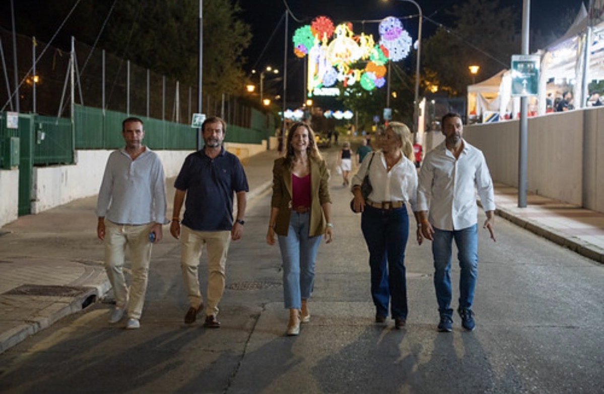 PedroMorenoGmz's tweet photo. 💚 Y lo mejor de las fiestas: NUESTRA GENTE.

Durante el pregón y después, recorriendo las casetas, pudimos saludar y charlar con asociaciones, hermandades, clubes deportivos, policías, militares y, sobre todo, con muchísimos vecinos de #Alcorcón.

Vecinos que se acercaron para darnos ánimos, fuerza y un mensaje muy claro de cara a las próximas elecciones municipales y autonómicas:

👉 Hay ganas.
👉 Hay ilusión.
👉 HAY GANAS DE CAMBIO. 🇪🇸💚

@Isabelperezmoi1, @acualor y yo solo podemos daros las GRACIAS por tanto cariño y apoyo.

Recogemos cada palabra y cada muestra de confianza con una enorme responsabilidad.

Nosotros lo tenemos claro:

NO OS VAMOS A FALLAR. 💪🇪🇸

#Alcorcón #FiestasAlcorcón #VOX #Cambio