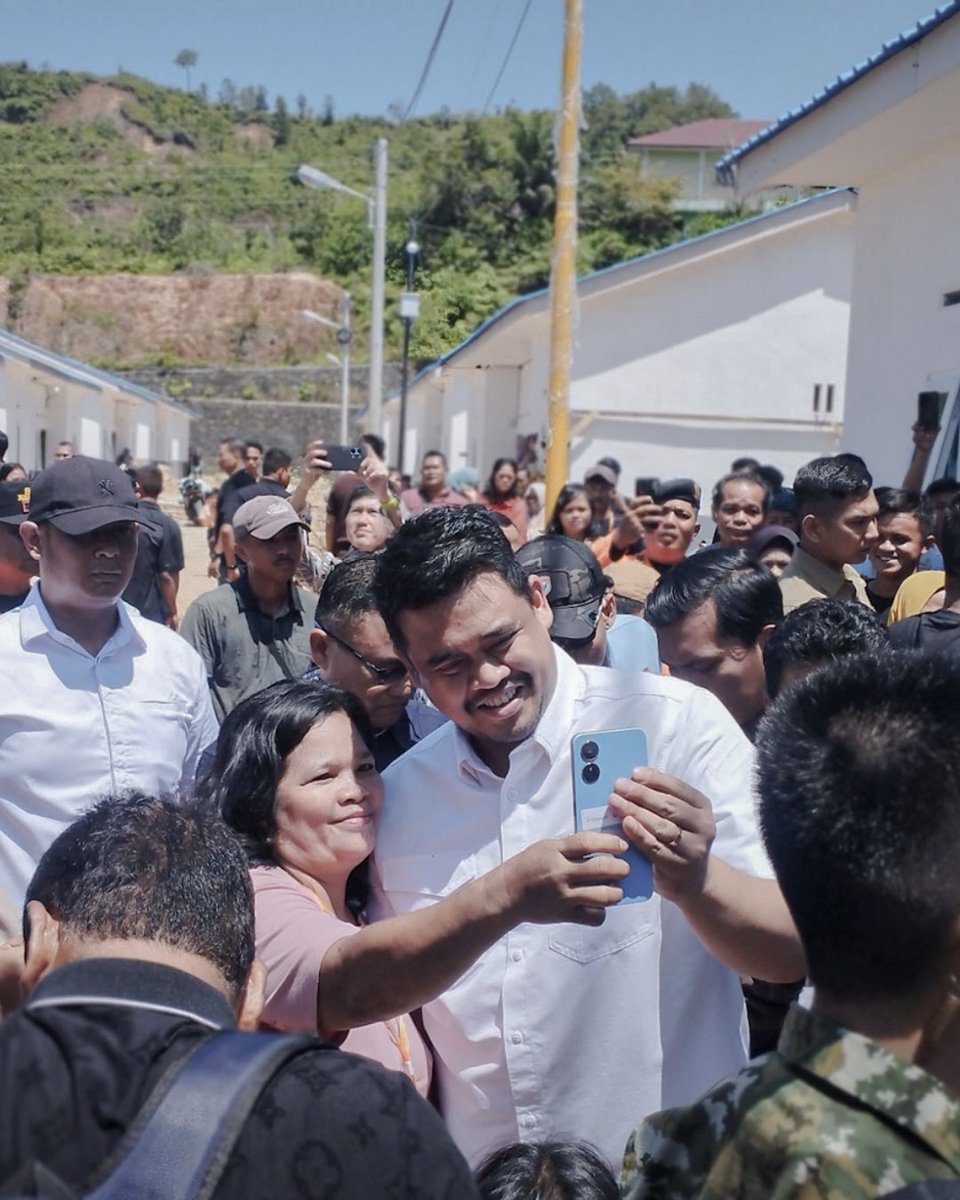 bobbynasution_'s tweet photo. Setelah SMAN 1 Barus, Bapak Wakil Presiden RI meninjau Hunian Tetap (Huntap) bagi warga terdampak bencana di Kelurahan Aek Parombunan, Kecamatan Sibolga Selatan.

Kami melihat langsung kondisi rumah dan fasilitas yang sudah disiapkan, termasuk air bersih dan sarana pendukung lainnya.

Insyaallah, Huntap yang masih dalam proses pembangunan dapat selesai bulan depan. Semoga warga yang masih menunggu bisa segera menempati rumah barunya dan kembali menjalani kehidupan dengan lebih tenang dan nyaman.

#KolaborasiSumutBerkah
#SalamKolaborasi