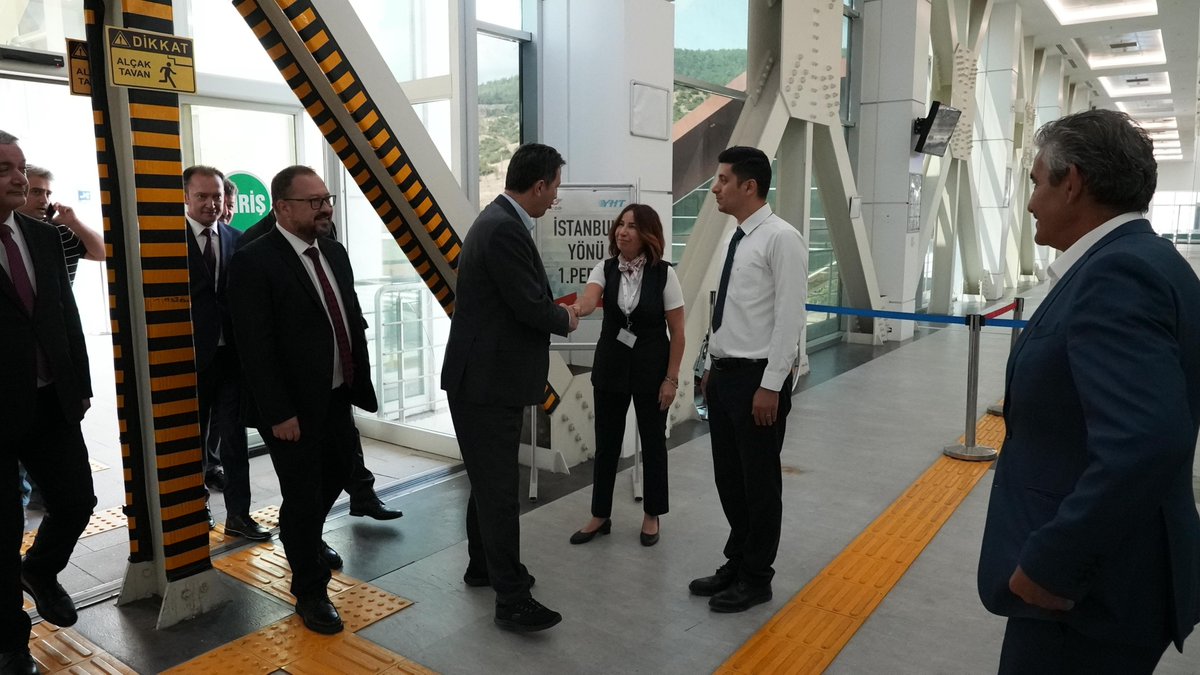 uyalcin_'s tweet photo. 📍Bilecik’teyiz.

Bakanlığımızca yapımı sürdürülen Bandırma–Bursa–Osmaneli Hızlı Tren Projesi’nin Osmaneli–Bursa kesiminde incelemelerde bulunmak üzere çıktığımız saha ziyaretine Bilecik’ten başladık.

Bilecik YHT Yolcu Hizmetleri Şefliğimizi ziyaret ederek yolcularımıza sunulan hizmetleri ve yürütülen çalışmaları yerinde inceledik; çalışma arkadaşlarımızla bir araya gelerek görüş ve önerilerini dinledik.

Bilecik YHT Garı’nın ardından, proje kapsamındaki ilk inceleme durağımız olan Osmaneli Hızlı Tren İstasyonu şantiyesini ziyaret ederek yapım çalışmalarının mevcut durumu hakkında yetkililerden bilgi aldık.

Yüksek hızlı tren işletmeciliğimizin her aşamasında hizmet kalitesini daha ileri taşımak için özveriyle görev yapan çalışma arkadaşlarımıza emekleri ve gayretleri için teşekkür ediyorum.

Demiryollarımızı geleceğe taşıyacak yatırımlarımızı yakından takip etmeyi, hizmetlerimizi sahada hep birlikte geliştirmeyi sürdüreceğiz.

#TürkiyeHızlanıyor 🇹🇷