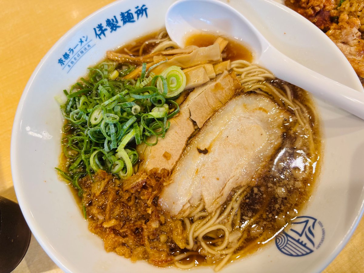 anpear0703's tweet photo. 6月27日に郡山市の油そば専門店 あぶらまみれ跡地に新規グランドオープンした〜伴製麺所 郡山店だべした〜🎵
つうか〜あぶらまみれの開店から閉店まで短すぎるべ〜🙁
熟成醤油ラーメン900円にしたべ〜😁
京都濃口醤油と熟成醤油のブレンドタレに鶏ガラのスープらしいべ〜😄
芳醇な濃いめの醤油スープに背脂少々のコクって感じだべか〜🤔
どうしても同じ京都ラーメンの魁力屋と比べっちまうけど〜魁力屋の方が、いいかな〜🤔
店長イチオシ郡山限定のガチ盛りセット500円の半炒飯
+ 唐揚げ（2個）は、普通に美味い感じかな〜😊
#郡山市　#伴製麺所 #ラーメン　#熟成醤油ラーメン #らーめん