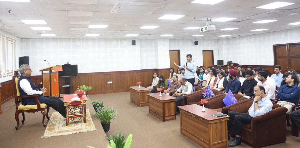OmMathur_Raj's tweet photo. @ISBedu , हैदराबाद के ४० सदस्यीय छात्रों और अध्यापकों के एक दल से आज लोकभवन में  संवाद करने का सौभाग्य प्राप्त हुआ ।
देश भर के नौजवान जो हैदराबाद और मोहाली स्थित कैंपस में प्रबंधन की पढ़ाई कर रहे हैं , सिक्किम के कृषकों,ऑर्गनिक कृषि और कृषि आधारित अर्थव्यवस्था के बारे में अध्यन और सुझाव उत्कृष्ट थे , आज की युवा पीढ़ी के राष्ट्र के प्रति विचार सुनकर आशाएँ और अधिक पुष्ट हुयीं ।
यह अध्यन यात्रा लोकभवन की प्रेरणा और सिक्किम सरकार के सहयोग से संभव हुयी । मैं सभी छात्रों के उज्ज्वल भविष्य की कामना करता हूँ |
@PMOIndia