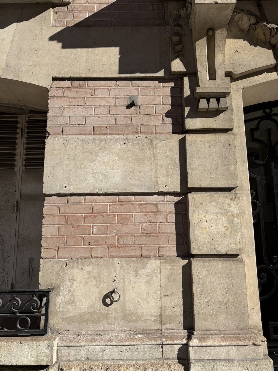 ravgab's tweet photo. Vous en souvenez-vous? C’était au coeur de l’été, le 19 juillet. Au 15, rue Louis Braille dans le @Mairie12Paris , cette plaque pour honorer des Justes parmi les Nations avait été vandalisée. Je viens d’y passer, ce 4 septembre et…surprise. Il n’y a plus du tout de plaque. C’est tellement plus simple n’est-ce pas @CastetsLucie ?