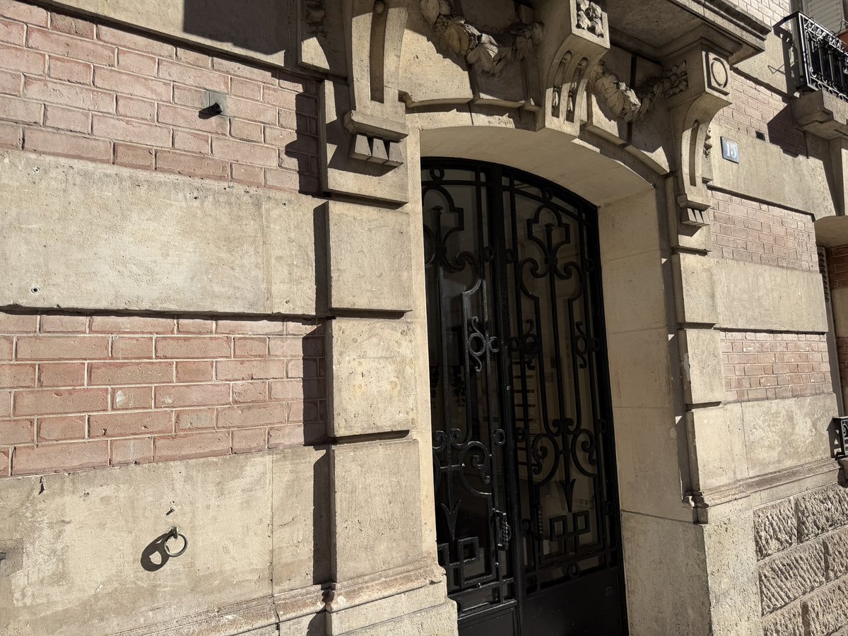ravgab's tweet photo. Vous en souvenez-vous? C’était au coeur de l’été, le 19 juillet. Au 15, rue Louis Braille dans le @Mairie12Paris , cette plaque pour honorer des Justes parmi les Nations avait été vandalisée. Je viens d’y passer, ce 4 septembre et…surprise. Il n’y a plus du tout de plaque. C’est tellement plus simple n’est-ce pas @CastetsLucie ?