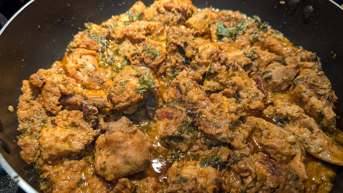 GQ1011's tweet photo. Chicken bhuna....chez my mom 🤤 https://t.co/osMjczVaqq