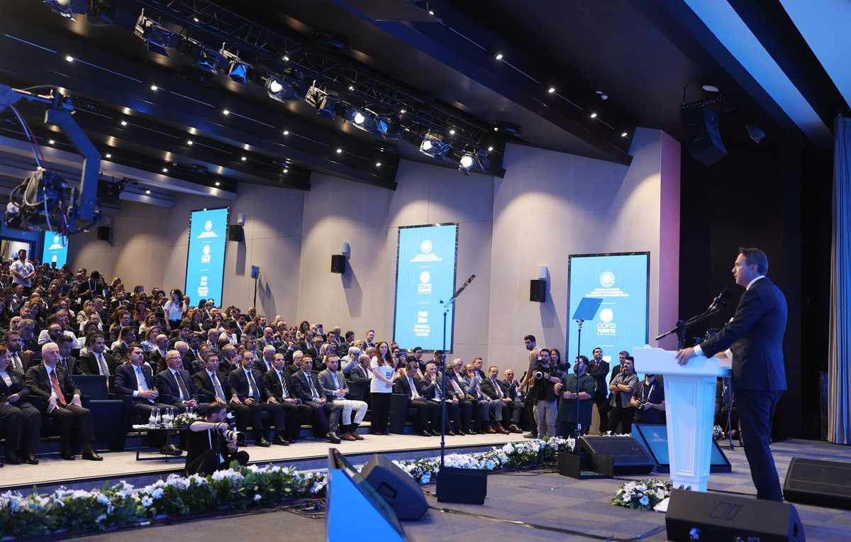 aBayraktar1's tweet photo. Çevre, Şehircilik ve İklim Değişikliği Bakanımız Sayın @murat_kurum ile birlikte İstanbul’da düzenlenen İklim Finansmanı Zirvesi’ne katılarak; enerji arz güvenliğimizi sağlama, enerjide dışa bağımlılığımızı azaltma ve 2053 Net Sıfır hedefimize ulaşma vizyonumuzu paylaştık.

Enerji güvenliği ile enerji dönüşümünün birlikte ilerlemesi gereken iki önemli unsur olduğunu vurgulayarak bu sürecin anahtarının elektrifikasyon olduğuna dikkat çektik. Yenilenebilir enerji potansiyelimizi nükleer enerjiyle destekleme hedefimizi; enerji verimliliğinden güçlü şebeke altyapılarına, depolama sistemlerinden kritik minerallere kadar uzanan bütüncül stratejilerimizi aktardık.

Tüm bu dönüşümün ve iklim değişikliğine dirençli altyapıların inşası için iklim finansmanının hayati bir öneme sahip olduğuna inanıyoruz. Kamu kaynaklarının yanı sıra uluslararası finans kuruluşları ve özel sektörle birlikte uzun vadeli, uygun maliyetli ve güçlü bir finansman mimarisi kurmak için yürüttüğümüz çalışmaları önemsiyoruz.

Ayrıca bu yıl ev sahipliğine aday olduğumuz COP31'in, ülkemizin çevre vizyonunu küresel boyuta taşıması ve iklim diplomasisindeki öncü rolümüzü pekiştirmesi açısından ne denli büyük bir öneme sahip olduğunu bir kez daha ifade ettik.

Emisyonların azaltılması, iklim direncinin artırılması ve uyum yatırımlarının hızlandırılması gibi konuların hem Türkiye’nin hem de tüm dünyanın gelecek iklim hedefleri için hayati bir zorunluluk olduğunun altını çizdik.

Enerji dönüşümünü sadece bir çevre meselesi değil; aynı zamanda kalkınma, güvenlik ve sanayi rekabetçiliği gündemi olarak görüyoruz. Enerjide Tam Bağımsız Türkiye hedefimiz doğrultusunda daha yeşil, temiz ve güvenli bir geleceği inşa etmeye kararlılıkla devam edeceğiz.