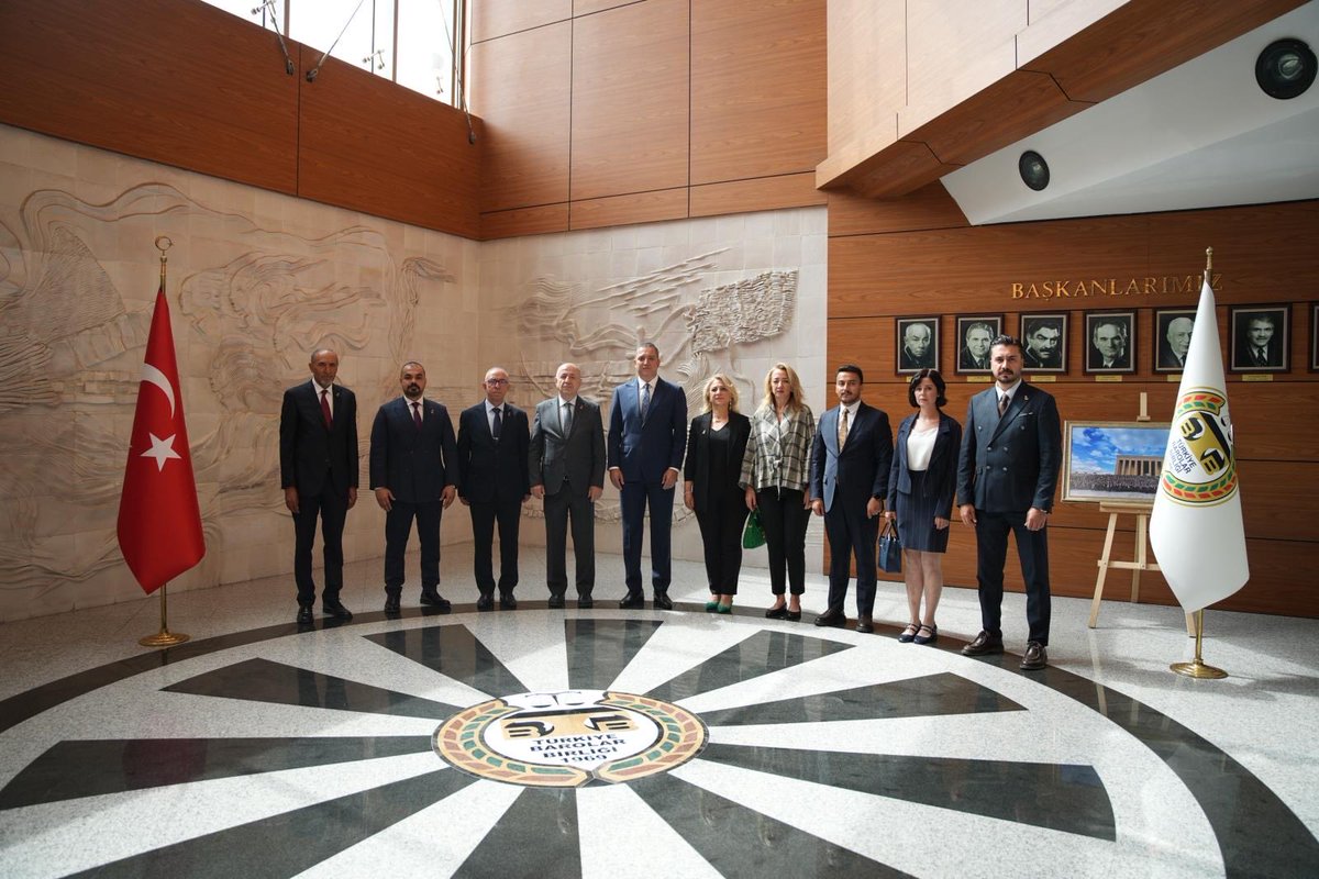 zaferpartisi's tweet photo. Genel Başkanımız Prof. Dr. Ümit Özdağ, Genel Başkan Yardımcılarımız Fikret Artan ve Dr. Fikret Bayır, Ankara İl Başkanımız Av. Alperen Akbaş ile birlikte Türkiye Barolar Birliği Başkanı Av. Erinç Sağkan ve yönetimini ziyaret etti.

Adli yılın açılışı vesilesiyle gerçekleştirilen ziyarette; hukukun üstünlüğü, yargı bağımsızlığı ve hukuk sisteminde yaşanan sorunlar üzerine değerlendirmelerde bulunuldu. 

Görüşmenin ardından Genel Başkanımız Prof. Dr. Ümit Özdağ ve Türkiye Barolar Birliği Başkanı Av. Erinç Sağkan birlikte basın toplantısı düzenledi. Genel Başkanımız, yeni adli yılın hayırlı olmasını dileyerek Adalet Bakanı’nın adli yıl açılışında yaptığı konuşmaya ilişkin değerlendirmelerde bulundu.

Nazik misafirperverlikleri için Türkiye Barolar Birliği Başkanı Av. Erinç Sağkan ve yönetimine teşekkür ederiz.