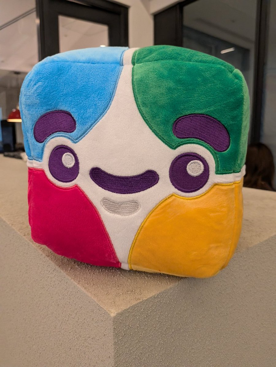 ymd65536's tweet photo. #SlackDevDay サラダバー
画像一枚目のマスコット人形をゲットした。
名前は「Slackbot」…！ https://t.co/mNW1225Mbw