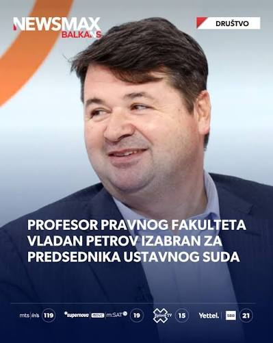 KrahSNSa's tweet photo. Srbija 21. vek

Devojku siluju.
Devojka na sudu.
Sudija: "Sta se desilo ?"
"Silovali su me trojica"
"Ova trojica koji sede tu ?"
"Da"
"A kome pripada stan u kome ste bili silovani ?"
"Ovom prvom koji sedi"
"A da li Vi njega poznajete ?"
"Ne." 
"PA STA STE ONDA TRAZILI U STANU ????"

Sve trojica oslobodjeni.
Sudija je bio Vladan Petrov