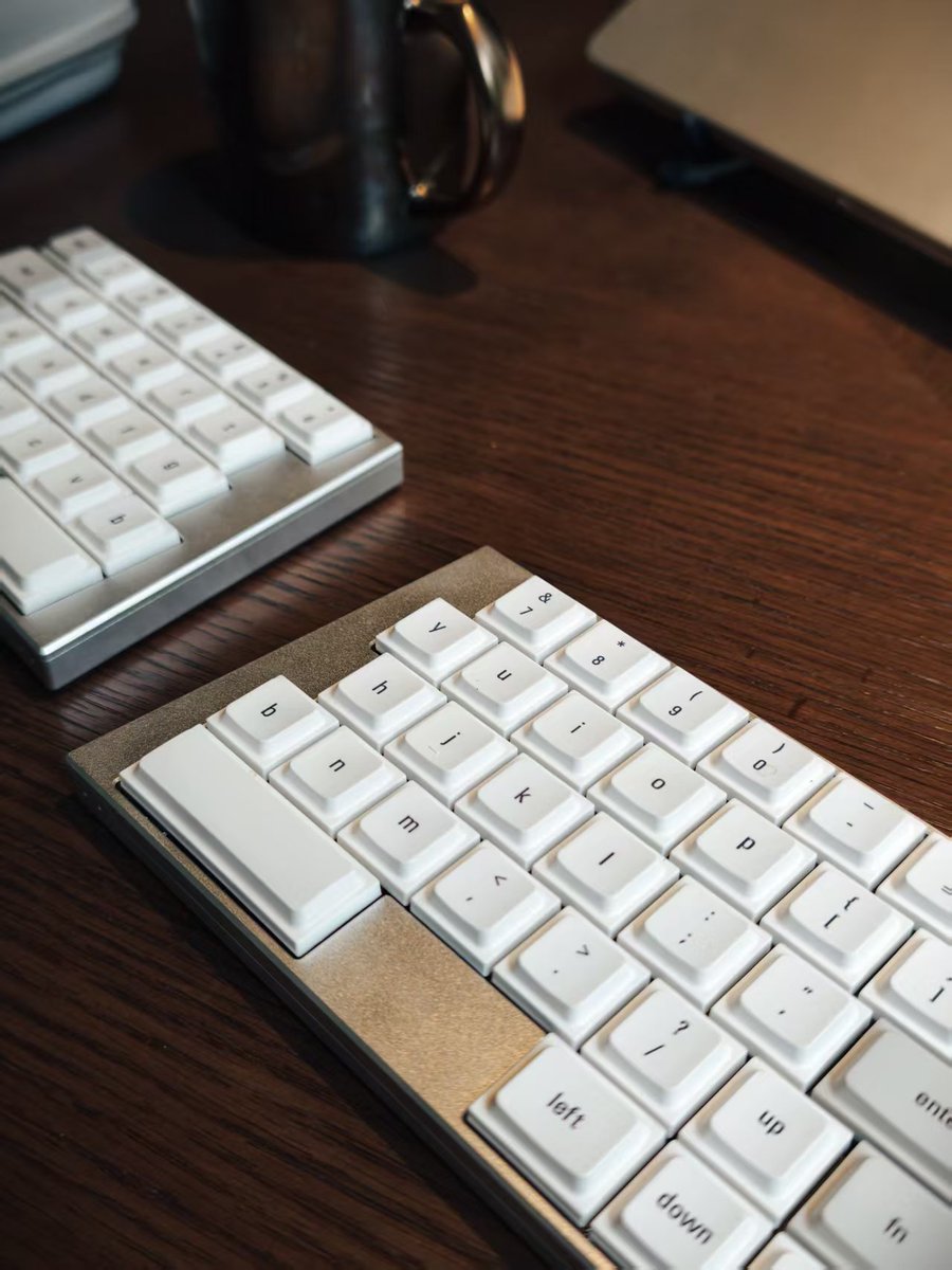 elimkeys_jp's tweet photo. 分割キーボードは、固定のデスクだけのものではありません。
Elytraは中央のマグネットで一体化してコンパクトに使うことも、左右を分けて自由に配置することもできます。
カフェでも、オフィスでも、自宅のデスクでも。
#ElimKeys #Elytra #分割キーボード #メカニカルキーボード #デスク環境 https://t.co/p8jdRpby5g