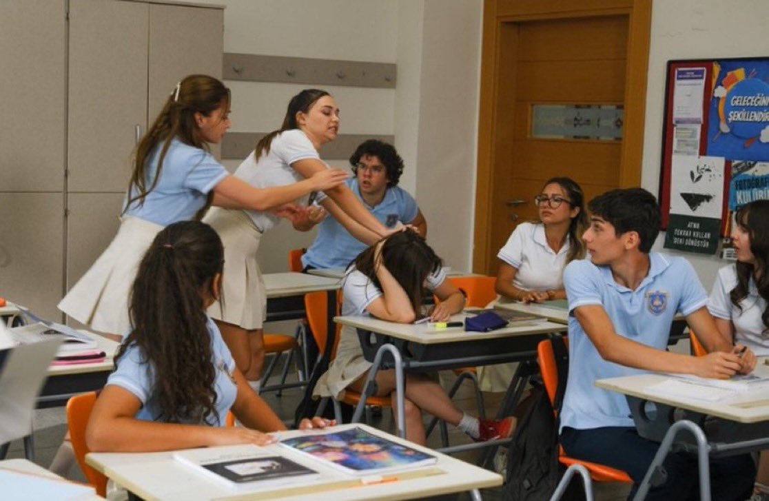 _maraldeniz's tweet photo. teoman sınıfa girsin, denizin yanına geçsin, sila ile olan ilişkisini herkesin önünde bitirsin ve sınıfa öyle bir bakış atsın ki kimsenin denize dokunmaya cesareti kalmasın… BEN BU SAHNEYİ GÖRMEK İSTİYORUM https://t.co/4E8EPo5gE2