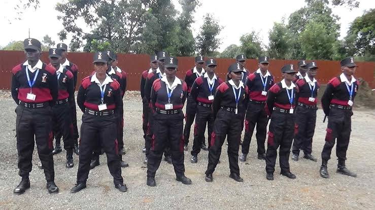 Wi_ckii's tweet photo. Some people see a guard and see a uniform. I wish they could see the KSh15,000 salary, the unpaid bills and the family waiting at home. According to the KSh30,000 minimum wage, we deserve better. #PayGuardsFairly #PesaKwaMfuko
#MinimumWageBill
@WilliamsRuto https://t.co/4b4mHAJuze