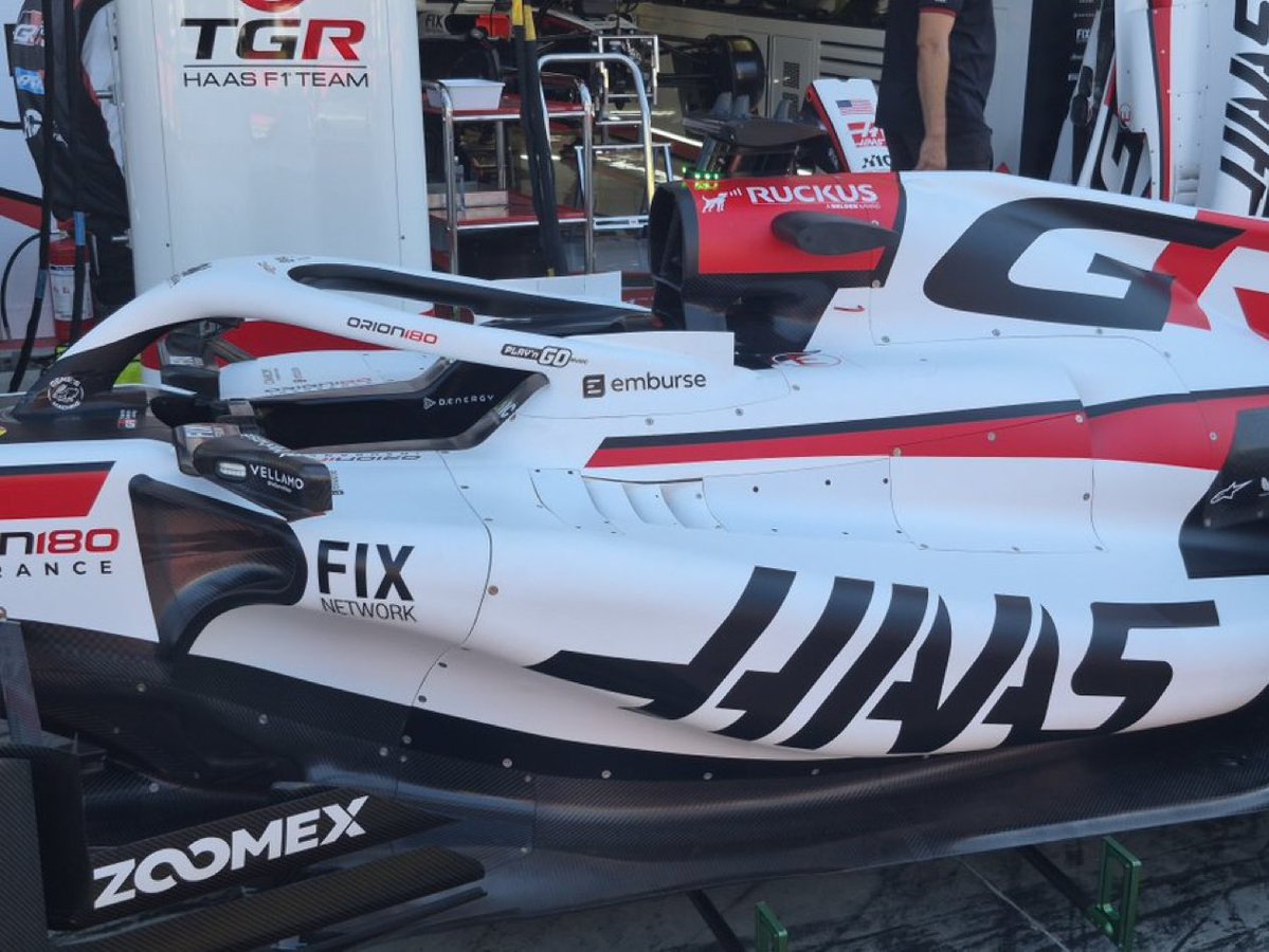 ApexFormulaAR's tweet photo. 🔴 | نظرة أولى على تحديثات هاس في مونزا
ظهور أول للتحديثات الجديدة على سيارة هاس VF-26 و تشمل جوانب جانبية جديدة وتعديلات على Rollhoop وأجزاء أخرى من السيارة.
#APEXF1 | #F1 https://t.co/GOcsD3vVQ2