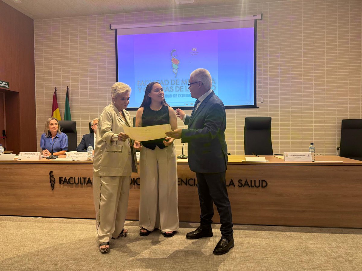 UExMedicina's tweet photo. 🎓 La #FMyCCS ha acogido hoy la entrega de la Ayuda Complementaria del Legado del Dr. Emiliano H. Astudillo Pombo 2026, concedida a Alicia Fernández Rodríguez.
👏 Enhorabuena a la premiada y gracias a la familia del Dr. Astudillo por mantener vivo su legado.
#UEx https://t.co/NUZJBqbWhf
