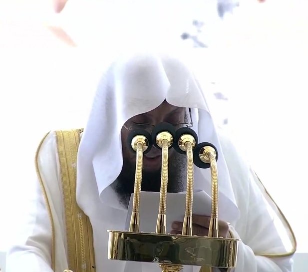 SaudiNewsFR's tweet photo. L'Imam et orateur de la mosquée sacrée de #Makkah, le Cheikh Dr Oussama Khayat durant le sermon de ce vendredi:

« Les invocations et la demande du pardon comptent parmi les moyens de subsistance, et c'est par elles que le serviteur atteint le bien de ce monde et de l'au-delà. » https://t.co/zGiyJyhsar