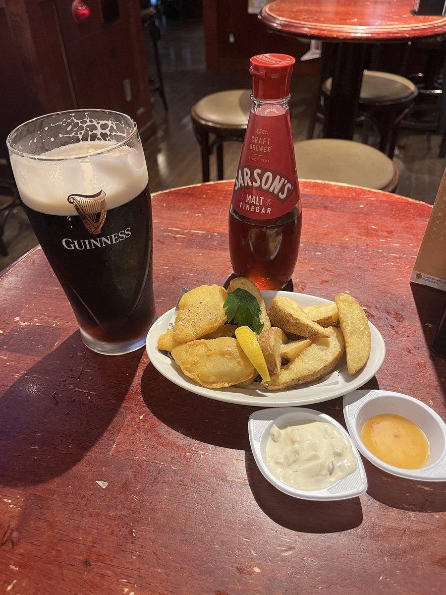 tousi02's tweet photo. 英国風PUBのチェーン店「HUB（ハブ）」でギネスビールとエールにフィッシュ&amp;チップスを頂いてます。普段はお酒を飲みながら競馬観戦やラグビー観戦をしたい時によく利用されて貰っているのですが今日はギネスが飲みたくなったので普通に呑みにきました。ギネス旨いなぁ、たまに飲みたくなるんだよなぁ https://t.co/pkQMpI9AHm