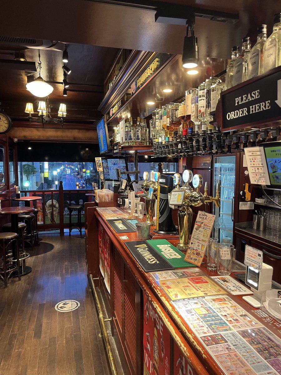 tousi02's tweet photo. 英国風PUBのチェーン店「HUB（ハブ）」でギネスビールとエールにフィッシュ&amp;チップスを頂いてます。普段はお酒を飲みながら競馬観戦やラグビー観戦をしたい時によく利用されて貰っているのですが今日はギネスが飲みたくなったので普通に呑みにきました。ギネス旨いなぁ、たまに飲みたくなるんだよなぁ https://t.co/pkQMpI9AHm