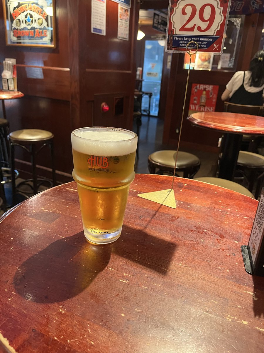 tousi02's tweet photo. 英国風PUBのチェーン店「HUB（ハブ）」でギネスビールとエールにフィッシュ&amp;チップスを頂いてます。普段はお酒を飲みながら競馬観戦やラグビー観戦をしたい時によく利用されて貰っているのですが今日はギネスが飲みたくなったので普通に呑みにきました。ギネス旨いなぁ、たまに飲みたくなるんだよなぁ https://t.co/pkQMpI9AHm