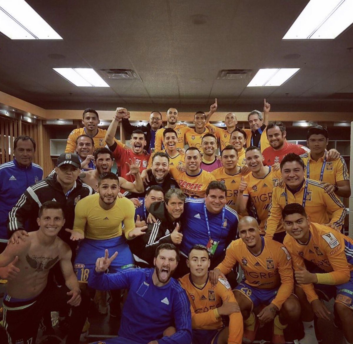 SomosdeTigres12's tweet photo. Que foto dios mío que plantel tan chingón teníamos @TigresOficial 🥹🐯 https://t.co/cfKNGKStwr