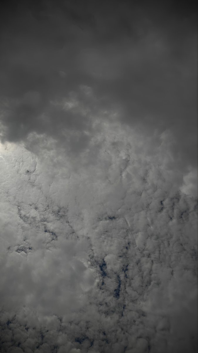 swwapnil_ghule's tweet photo. Light fractures through the density of shadows,
leaving behind an austere serenity.
Somewhere between obscurity and illumination,
the sky becomes poetry without language.
#Overcast #CelestialMood
#Cloudscape https://t.co/2TeJ7053fs