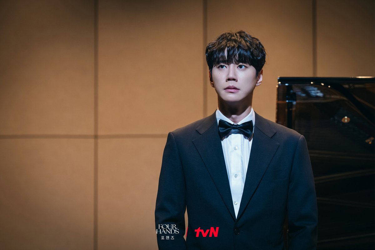 CJnDrama's tweet photo. 노블리스 콘서트 D-DAY, 포핸즈에 빨간불 점등?!
불안한 표정의 정요와 무대에 홀로 남겨진 비오!

[토일] 밤 9:10ㅣtvN
#즐거움엔20tvN #포핸즈 #FourHandsTwoSonatas https://t.co/nldeiGzeF1