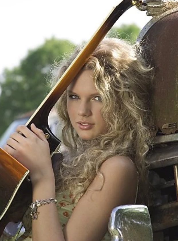 TSwiftHQ13's tweet photo. 👀| Fans are theorizing an announcement of Taylor Swift’s 20th anniversary edition of her self-titled album TODAY.

— She appears to have been hinting at today’s date(9/4) through using number emojis for the Showgirl rollout. https://t.co/7ajDE1AQoL