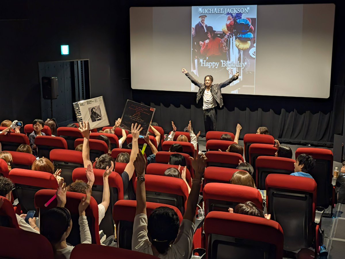 kinocinema3's tweet photo. #映画マイケル体感
ダンスタイム付き熱狂応援上映
秋もまだまだやりまーす🙌

8・29実施報告！
#トシ・ジャクソン
この日は #マイケル・ジャクソン バースデー
早々に満席となった会場は
大盛り上がりでした🙌

ダンスタイム付き応援上映▼ https://t.co/3aJycT2Sud #キノシネマ天神 https://t.co/rHde2typIM