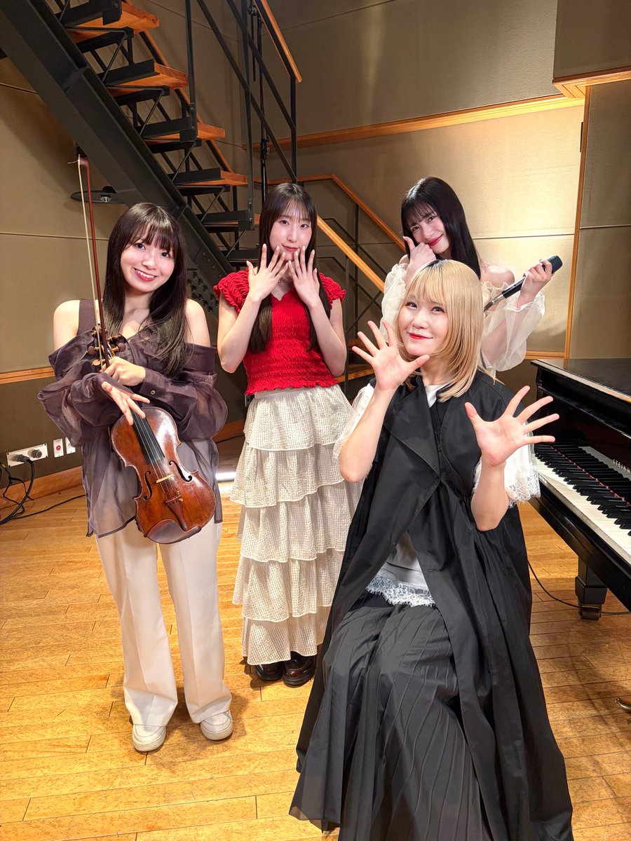 JuiceJuice_uf's tweet photo. ＼このあとプレミア公開✨／

Juice=Juice × ハラミちゃん
#盛れミアモーレ スペシャルコラボレーション✨💃

ハラミちゃんさん公式YouTubeにて、
MVをプレミア公開📺
https://t.co/3l65jYOUNo

🎵絶賛配信中🎵
 https://t.co/jjI8MEp1b2

ぜひチェックしてください✅

🎹#ハラミちゃん さん
🎶#段原瑠々
🎤#井上玲音
🎻#有澤一華

@harami_piano 
#juicejuice
#helloproject