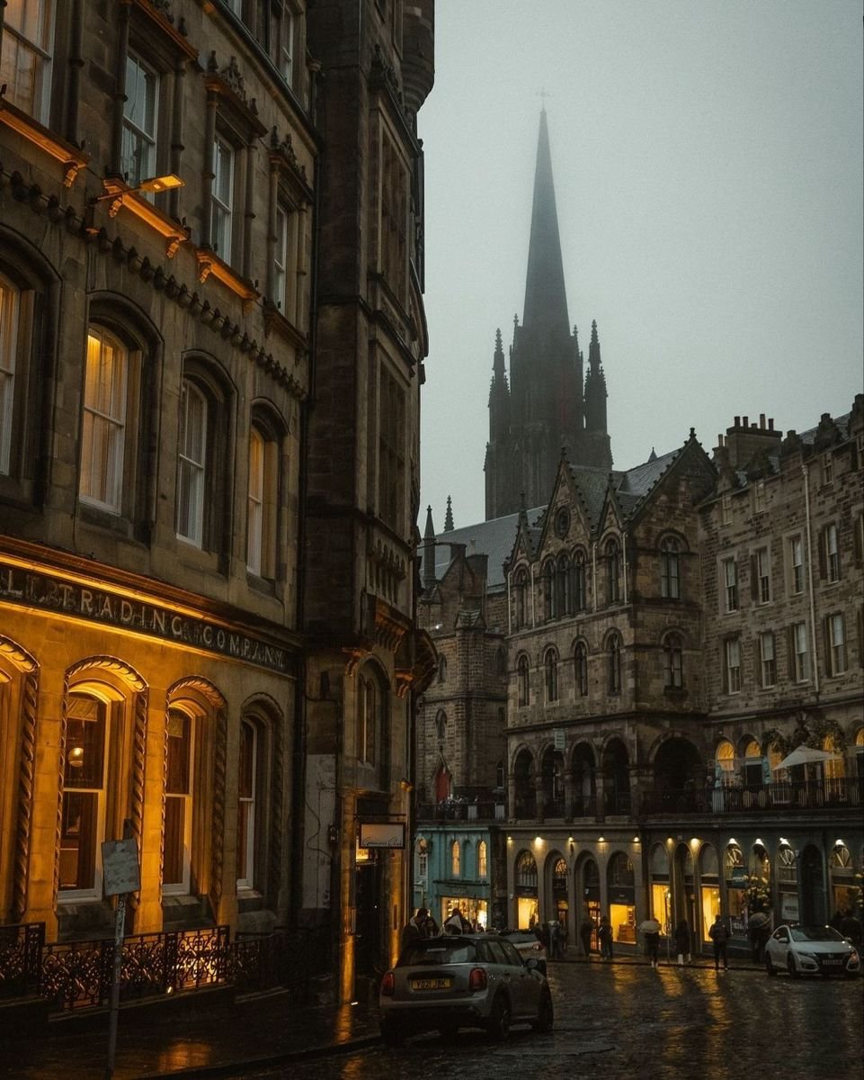 reminiscinbby's tweet photo. rainy day in Edinburgh https://t.co/YQQ2VKT9qZ