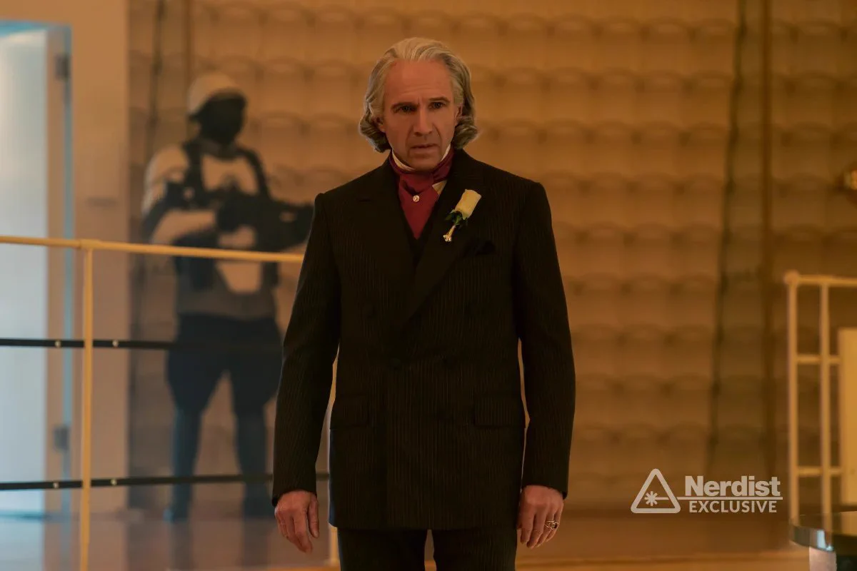 Nueva foto de Ralph Fiennes como Coriolanus Snow en ‘LOS JUEGOS DEL HAMBRE: AMANECER EN LA COSECHA.’