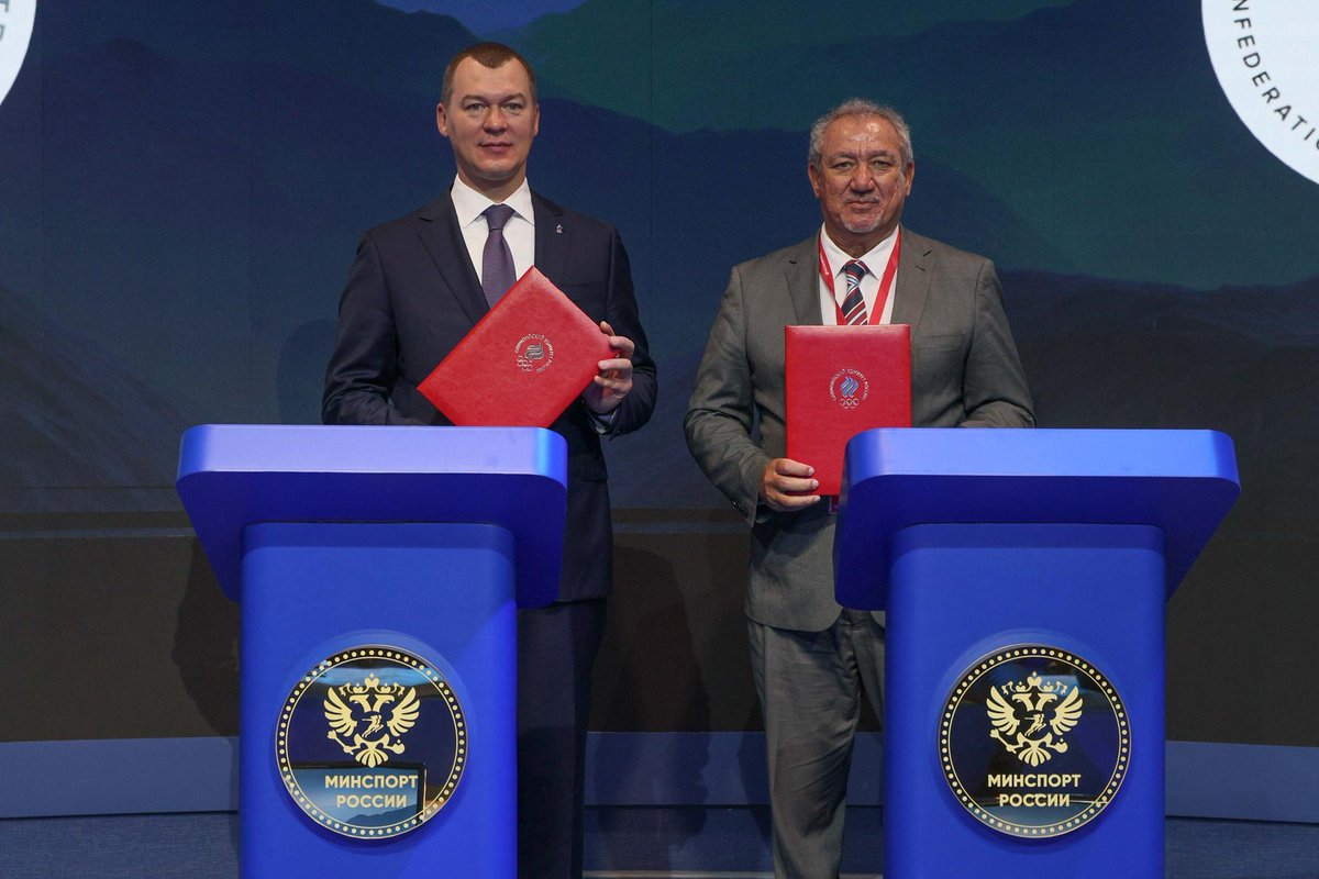 DIPLOMAT_AFRICA's tweet photo. 🇷🇺🇿🇦 #ROC President &amp; Sports Minister Mikhail Degtyarev met #SASCOC President Barry Hendricks in #Russia's Vladivostok

The sides signed a cooperation MoU covering joint competitions &amp; training in football, chess, swimming, boxing, wrestling, fencing &amp; other sports.

#RussiaSA https://t.co/VnBBzrLZ76