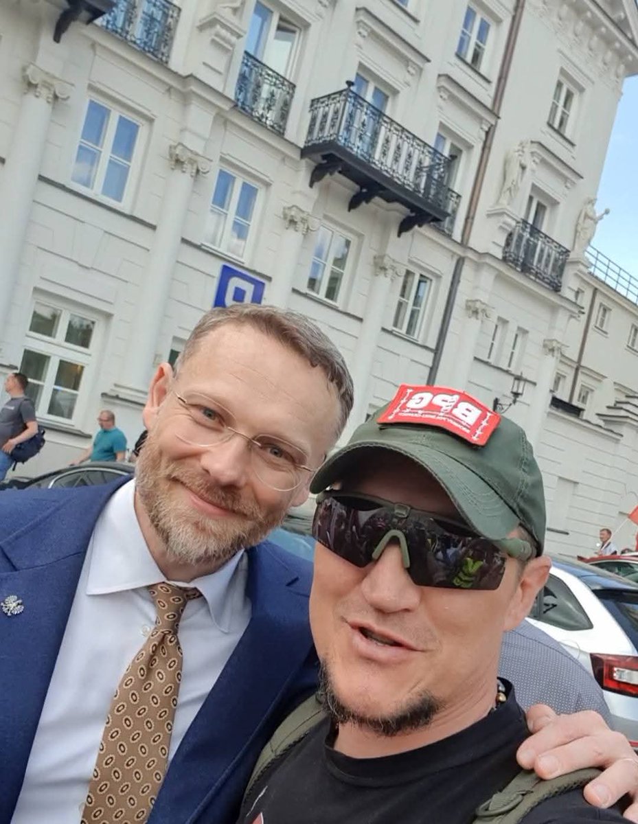 lachelndteufel's tweet photo. Mało kto zauważa, jak bardzo błyskawiczna kariera Zbigniewa Boguckiego śmierdzi jedną z najbardziej śmierdzących afer odpadowych ostatnich lat. Facet pochodzi z małej Góry na Dolnym Śląsku, w kilka lat wskoczył z lokalnego działacza na fotel Szefa Kancelarii Prezydenta RP. Taki rajd zwykle wymaga albo geniuszu, albo wyjątkowo sprzyjających wiatrów, w tym przypadku wygląda na to, że zadziałało drugie. Kluczową rolę odegrał jego ojciec, Kazimierz Bogucki, ówczesny starosta powiatu górowskiego z ramienia PiS. We wrześniu 2019 roku, w ścisłej współpracy z Michałem Dworczykiem, wydał decyzję nr 155/2019 zezwalającą na rozbudowę składowiska odpadów Chemeko-System w Rudnej Wielkiej. Zrobił to mimo głośnych protestów mieszkańców, negatywnych opinii własnych urzędników i poważnych zastrzeżeń prawnych. Kilka dni później firma Chemeko-System złożyła propozycję przekazania powiatowi co najmniej 2 milionów złotych na cele prospołeczne. Czysty zbieg okoliczności, oczywiście. Warto przypomnieć kontekst, tuż przed tym PiS przegłosował nowelizację ustawy o odpadach, która idealnie pasowała do potrzeb tej spółki. Dzięki temu mechanizm ruszył pełną parą, późniejsze reportaże pokazywały, że na składowisku w Rudnej Wielkiej lądowały też niebezpieczne odpady medyczne, w tym przywożone z Niemiec, strzykawki, rękawiczki, pieluchy szpitalne, wszystko to, co normalnie powinno trafić do specjalistycznej utylizacji. Nagroda nie kazała długo czekać, jesienią 2019 Zbigniew Bogucki ląduje w Sejmie, w listopadzie 2020 zostaje wojewodą zachodniopomorskim, a potem tylko kolejne szczeble drabiny. Dziś, jako Szef Kancelarii Prezydenta, siedzi w Pałacu w miejscu, z którego w razie czego mógłby realnie wpływać na bieg spraw. Tymczasem postępowania wobec ojca i wicestarosty, choć się toczyły, w czasach rządów PiS kończyły się umorzeniami. To nie jest zwykła historia chłopaka z prowincji, który się wybił, to klasyczny, śmierdzący przykład mechanizmu, lokalna władza otwiera drzwi wielkiemu biznesowi odpadowemu, a w zamian najbliższa rodzina dostaje bilet w jedną stronę na sam szczyt. Smród tej historii nie unosi się tylko nad wysypiskiem w Rudnej Wielkiej, on dochodzi aż do korytarzy Pałacu Prezydenckiego. 
PROSZE O RT!