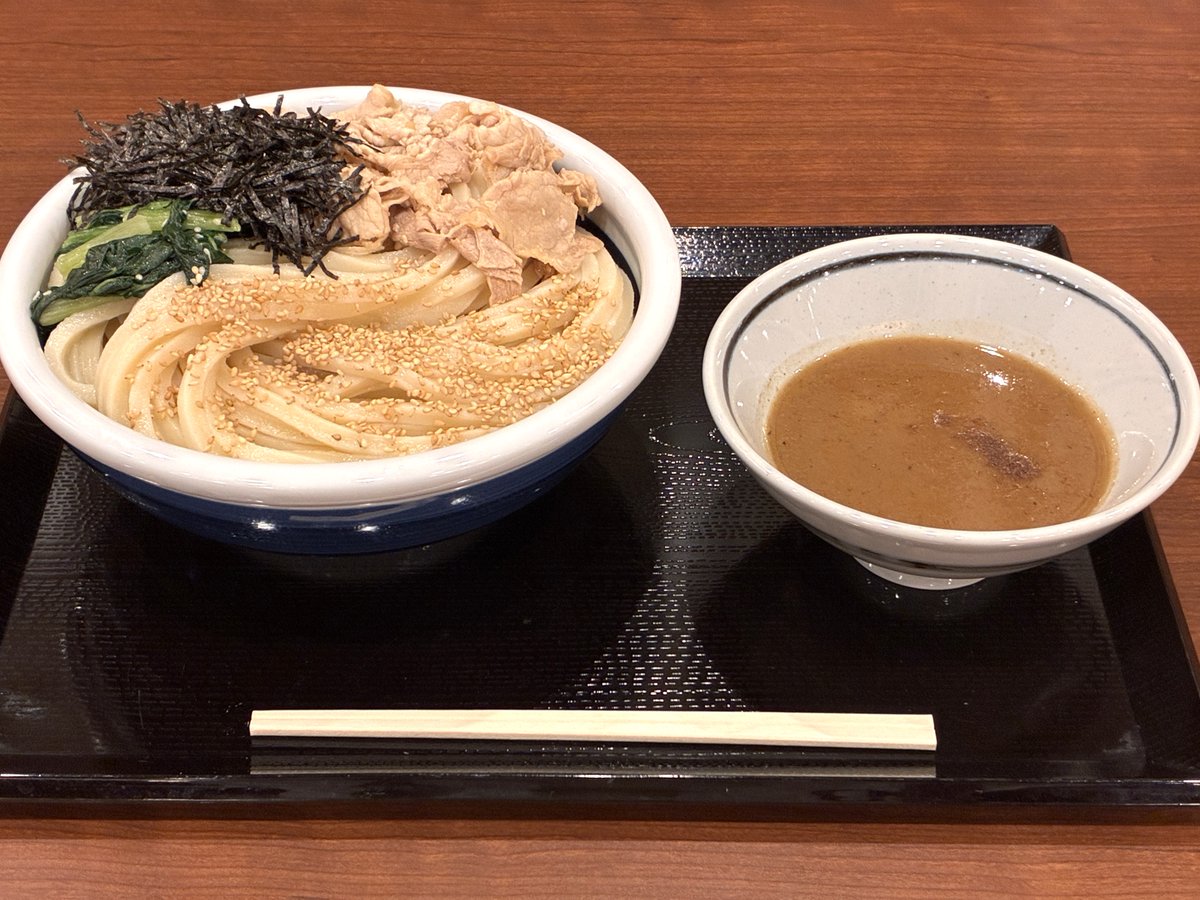 UdonMarugame's tweet photo. 🐟魚介の旨みがたまらない🐟
#濃厚魚介豚つけ汁うどん のつけ汁は、複数の魚介の旨みを重ねた、奥行きのある味わい。冷たい打ち立てうどんや、やわらかな豚しゃぶと相性抜群です✨
うどんは3玉まで同一価格なので、つけ汁の味わいを存分にお楽しみください♪ #丸亀製麺 https://t.co/RptoMjjydH