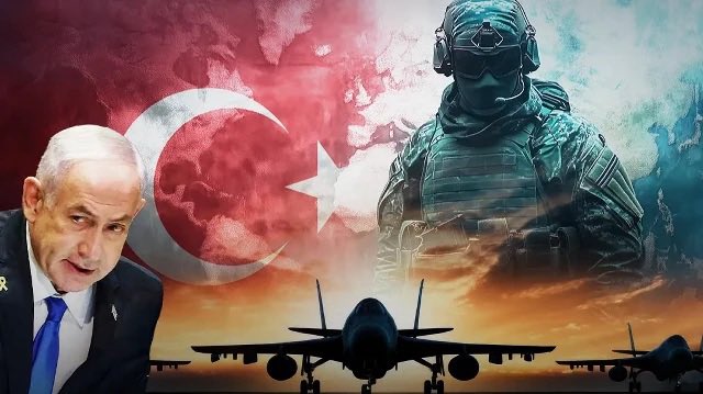 DigiPaperTR's tweet photo. Türkiye, İsrail’le Suriye için kurulan “kırmızı hattı” askıya aldı.

Ankara ile Tel Aviv arasında, Suriye’de Türk ve İsrail unsurlarının karşı karşıya gelmesini önlemek amacıyla oluşturulan çatışmasızlık mekanizmasının kritik ayağı devre dışı kaldı.

Yeni Şafak yazarı Yahya Bostan’ın aktardığına göre İsrail, 18 Ağustos’ta Ebu Zuhur Hava Üssü’ne düzenlediği saldırı öncesinde kırmızı hattı kullanmadı ve Türkiye’ye bildirimde bulunmadı. Ankara da bunun üzerine hattı askıya aldı.  

Bu gelişme teknik bir iletişim kanalının kapanmasından daha fazlasını ifade ediyor. İsrail’in Suriye’de Türkiye’nin artan askeri etkisini hedef alan tutumu, Ankara-Tel Aviv hattındaki güvenlik denklemini daha sert bir zemine taşıyor.

Kırmızı hat çatışmayı önlemek için kurulmuştu. İsrail mekanizmayı yok sayınca Ankara da fişi çekti.