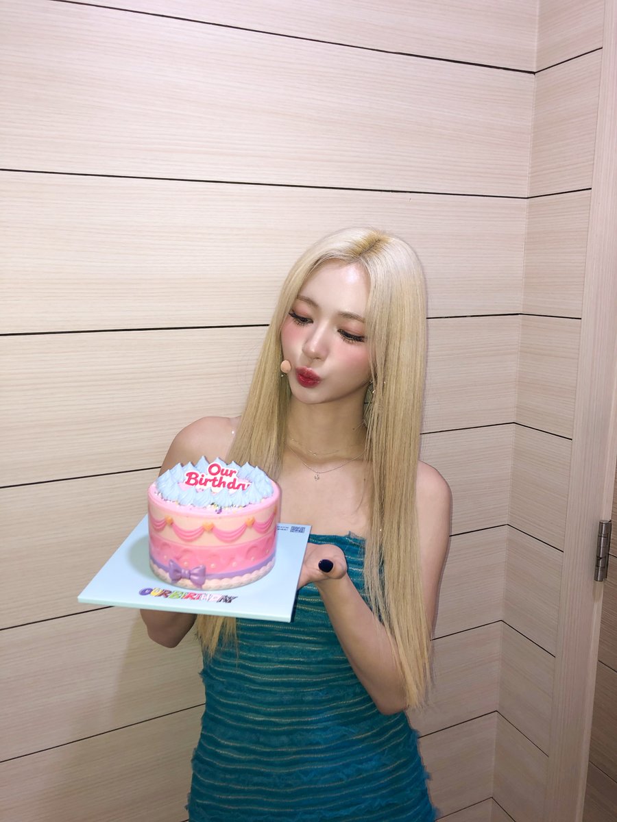 Huh_Jiwon_'s tweet photo. [📸] 

26.09.04
KBS 뮤직뱅크
HAPPY BIRTHDAY
HUH JIWON❤️‍🔥

#HUHJIWON #허지원
#Call_me_up https://t.co/k9TbEqaYAl