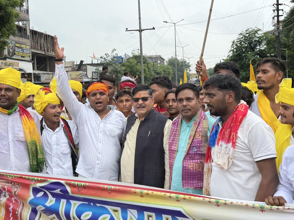 AnkitParihar9's tweet photo. भगवान श्रीकृष्ण के जन्मोत्सव, जन्माष्टमी के पावन अवसर पर जनपद में आयोजित होने वाली श्रीकृष्ण शोभा यात्राओं में शामिल होकर सभी को अपनी शुभकामनाएं प्रदान की https://t.co/QwksSWmJNM