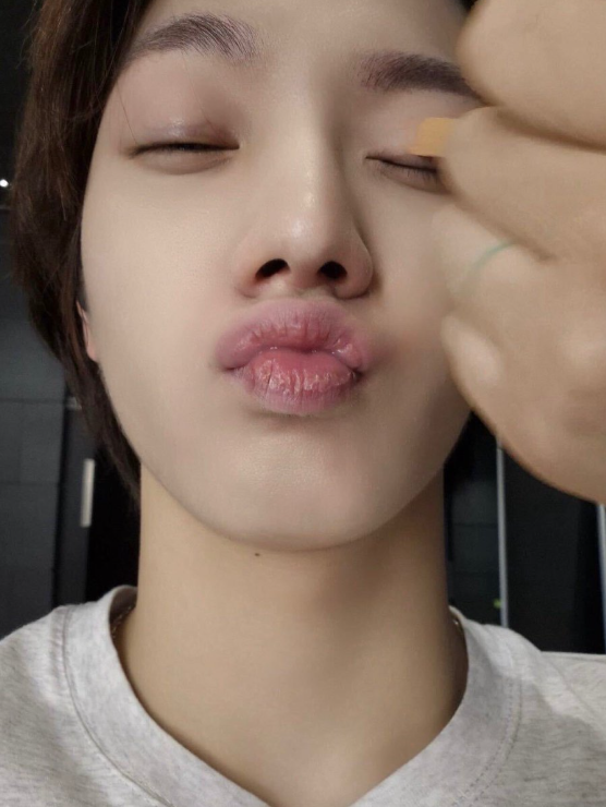 hanhole_'s tweet photo. myungnyangz posting these for each others birthdays oh we know what u are https://t.co/8badEULCa4