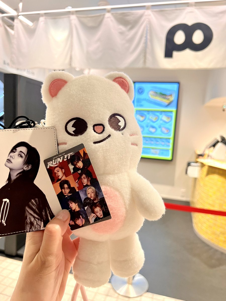 SKZ19R's tweet photo. HAERA🐺🐰🐖🐇
購入特典ステッカー✨キラキラしてて可愛い💕
#StrayKids
#スキズ
#RUN_IT
#RUN_IT_JAPAN https://t.co/LB9fQmj5Qx