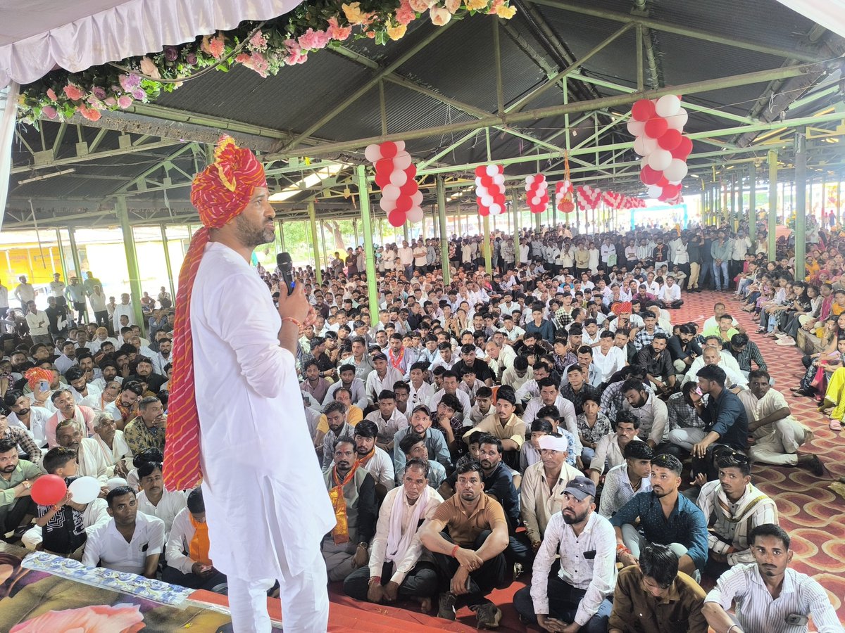SYadavMLA's tweet photo. भगवान श्री कृष्ण की भक्ति में शक्ति है, 
भगवान श्री कृष्ण के संदेश में समाज को जोड़ने की प्रेरणा है।

आज शुक्रवार को खरगोन में अहीर यादव समाज द्वारा आयोजित श्रीकृष्ण जन्माष्टमी महोत्सव एवं भव्य शोभायात्रा में सहभागिता कर भगवान श्रीकृष्ण का आशीर्वाद प्राप्त किया।

यह आयोजन केवल आस्था का पर्व नहीं, बल्कि हमारी समृद्ध संस्कृति, सामाजिक एकता और आपसी भाईचारे का उत्सव भी है।

आइए, भगवान श्रीकृष्ण के प्रेम, सत्य, कर्म और लोककल्याण के संदेश को अपने जीवन में उतारने का संकल्प लें।

राधे-राधे 🌸 जय श्रीकृष्ण 🙏🦚

#श्रीकृष्ण_जन्माष्टमी