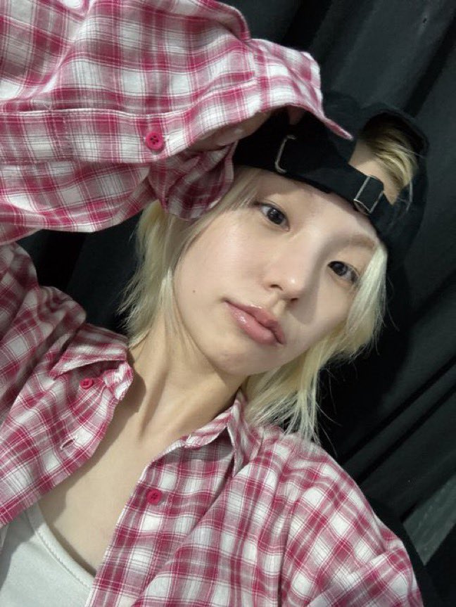 midzynova's tweet photo. i love when yeji radiates hot loser lesbian energy https://t.co/2sfu0uDicP