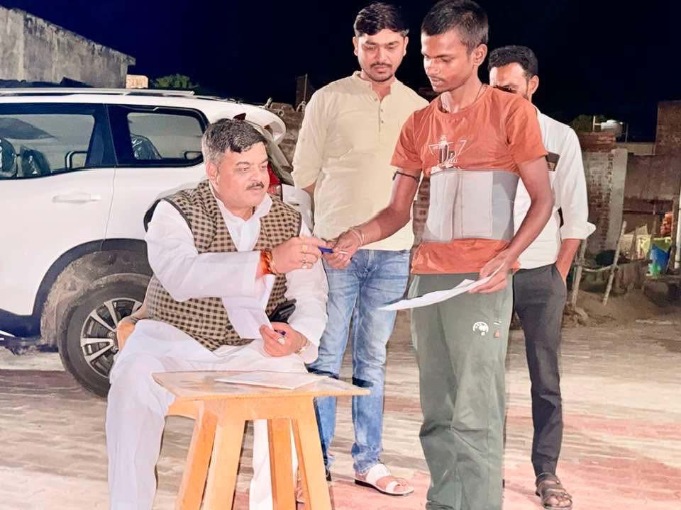 AnkitParihar9's tweet photo. ये रिश्ता केवल राजनीति का नहीं, बल्कि अपने परिवार के सुख-दुःख में साथ खड़े रहने का है।

जब परिवार का कोई सदस्य बीमारी, संकट या कठिन परिस्थितियों से जूझ रहा हो, तब उसके साथ खड़ा होना हमारा कर्तव्य है। इसी पारिवारिक भावना और दायित्व के निर्वहन के क्रम में झगरपुर के ���्री अर्जुन पासवान जी, डौंडियाखेड़ा की श्रीमती शिवकांती साहू जी एवं टेढ़ा की श्रीमती शहनाज बानो जी की गंभीर बीमारी के उपचार हेतु आवश्यक आर्थिक प्रबंध करने का सौभाग्य प्राप्त हुआ है।

मेरी सदैव यही कोशिश रहती है कि आर्थिक अभाव किसी भी परिवार के सदस्य के इलाज में बाधा न बने। परिवार के प्रत्येक सदस्य का सुख-दुःख मेरा अपना सुख-दुःख है और उनके स्वास्थ्य, सम्मान एवं सुरक्षा के लिए मैं हर संभव प्रयास करता रहूँगा।

ईश्वर से प्रार्थना है कि सभी शीघ्र स्वस्थ होकर अपने परिवार के बीच स्वस्थ एवं प्रसन्न जीवन व्यतीत करें।
#166भगवंतनगर