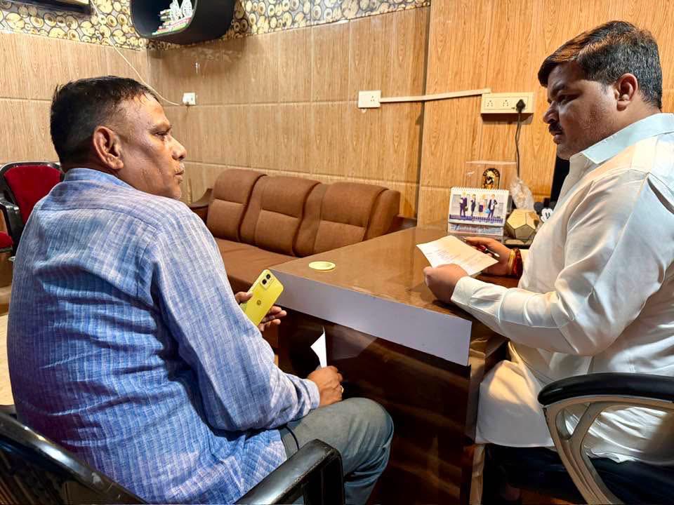 AnkitParihar9's tweet photo. ये रिश्ता केवल राजनीति का नहीं, बल्कि अपने परिवार के सुख-दुःख में साथ खड़े रहने का है।

जब परिवार का कोई सदस्य बीमारी, संकट या कठिन परिस्थितियों से जूझ रहा हो, तब उसके साथ खड़ा होना हमारा कर्तव्य है। इसी पारिवारिक भावना और दायित्व के निर्वहन के क्रम में झगरपुर के ���्री अर्जुन पासवान जी, डौंडियाखेड़ा की श्रीमती शिवकांती साहू जी एवं टेढ़ा की श्रीमती शहनाज बानो जी की गंभीर बीमारी के उपचार हेतु आवश्यक आर्थिक प्रबंध करने का सौभाग्य प्राप्त हुआ है।

मेरी सदैव यही कोशिश रहती है कि आर्थिक अभाव किसी भी परिवार के सदस्य के इलाज में बाधा न बने। परिवार के प्रत्येक सदस्य का सुख-दुःख मेरा अपना सुख-दुःख है और उनके स्वास्थ्य, सम्मान एवं सुरक्षा के लिए मैं हर संभव प्रयास करता रहूँगा।

ईश्वर से प्रार्थना है कि सभी शीघ्र स्वस्थ होकर अपने परिवार के बीच स्वस्थ एवं प्रसन्न जीवन व्यतीत करें।
#166भगवंतनगर